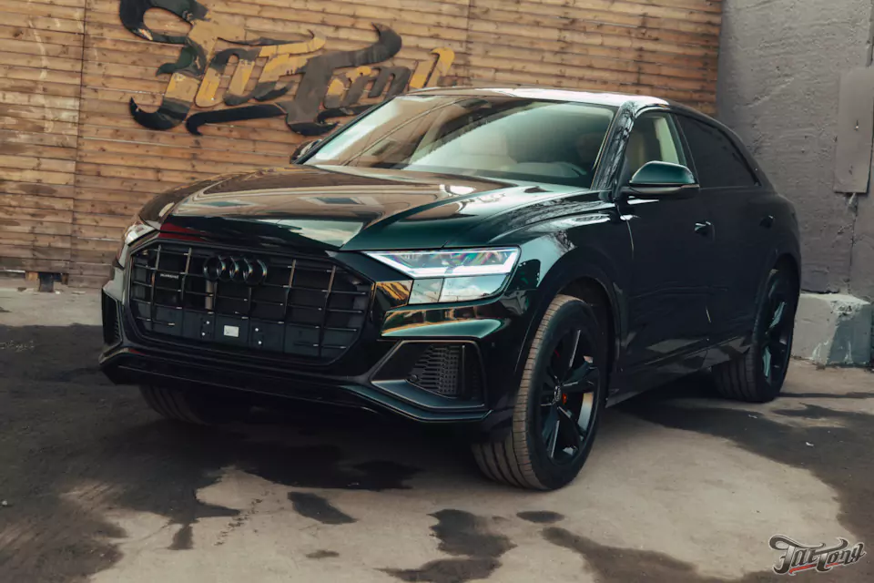 Месяц работы над новым Audi Q8, который 2 года простоял в Дубае! Оклейка в цветной полиуретан с проемами, окрас дисков и фирменный шиномонтаж, окрас суппортов в candy с лого, антихром, детейлинг